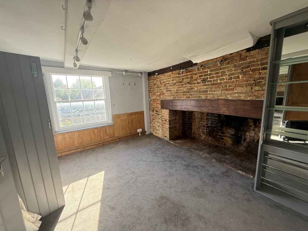 Lot: 86 - PAIR OF SHOPS AND TWO FLATS FOR REFURBISHMENT - Room ten